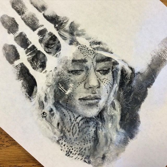 Este profesor pinta retratos realistas en su mano y los estampa en papel