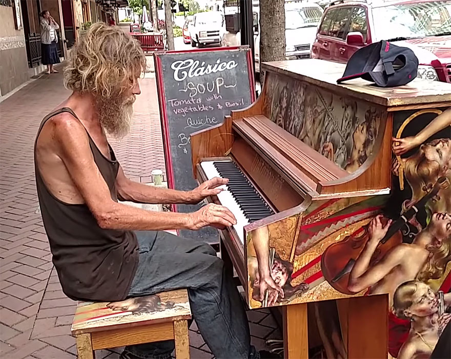 Este indigente sorprende a todos tocando "Come sail away" de Styx en un piano en la calle