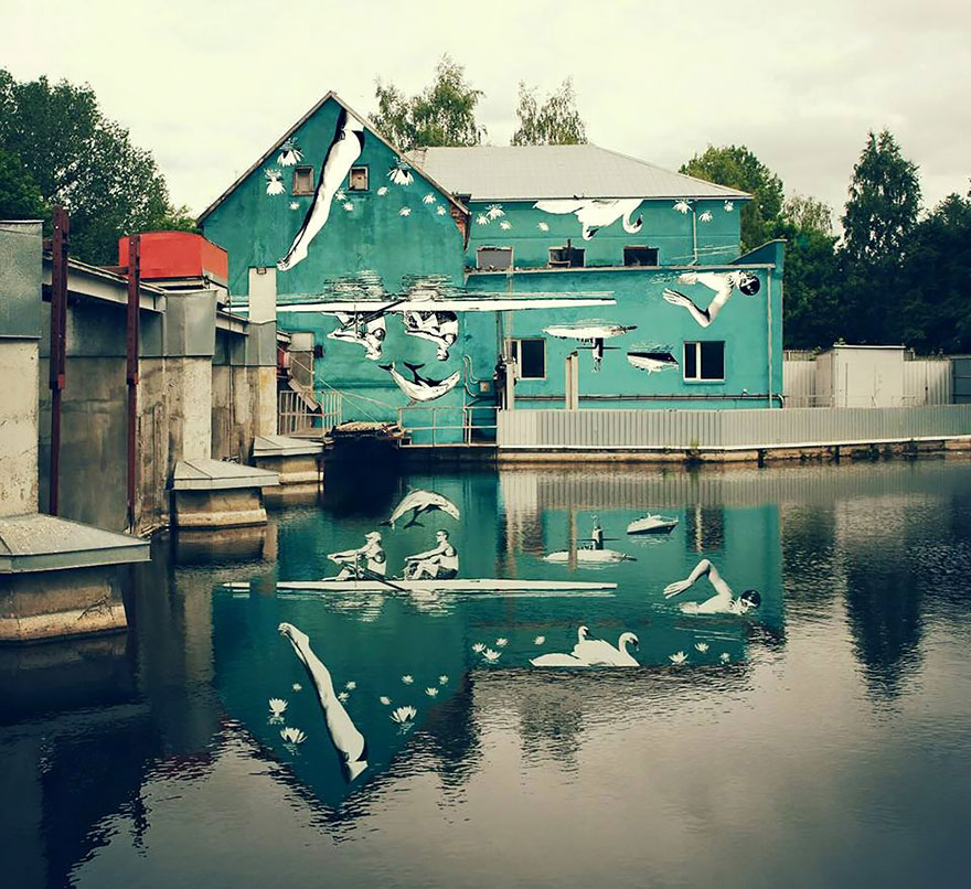 Este mural fue pintado al revés para que se viera su reflejo en el agua