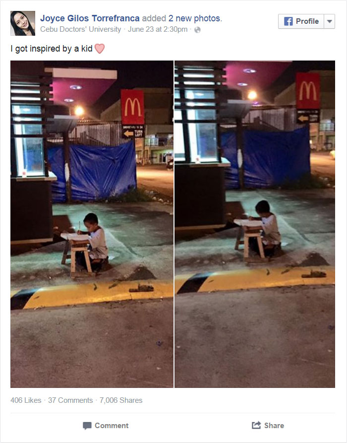 Este niño indigente hace los deberes en la calle a la luz de un McDonalds