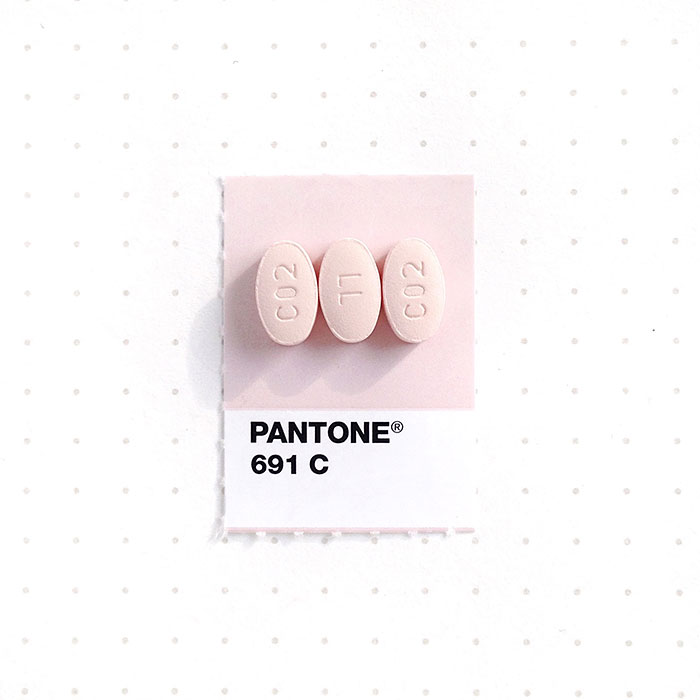 Esta diseñadora empareja muestras de Pantone con pequeños objetos cotidianos