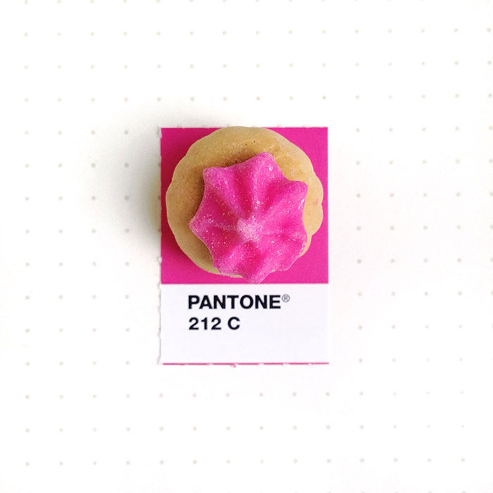 Esta diseñadora empareja muestras de Pantone con pequeños objetos cotidianos