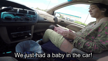 Esta mujer da a luz a un bebé de 4'5 kilos en el coche mientras su marido graba y conduce al hospital