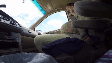 Esta mujer da a luz a un bebé de 4'5 kilos en el coche mientras su marido graba y conduce al hospital
