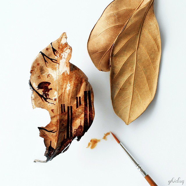 Las pinturas de estas hojas han sido creadas con los posos del café del desayuno