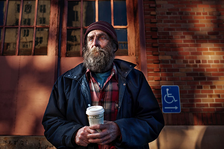 Este fotógrafo capta a los indigentes de California en una nueva luz para recordarnos que también son personas