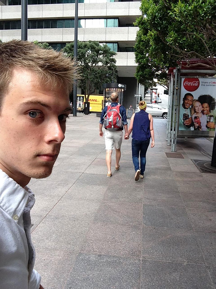 Este hombre documenta su vida como sujetavelas durante 3 años en incómodos selfies