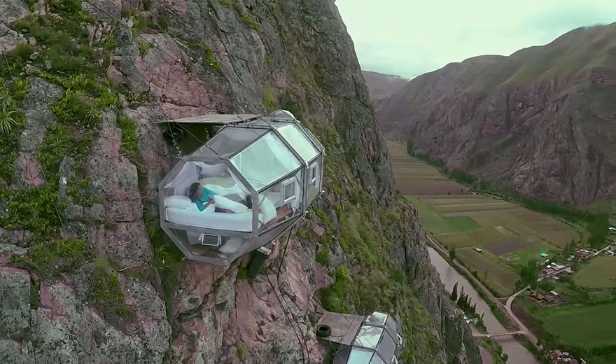 Estas cápsulas transparentes cuelgan a 122 metros sobre el Valle Sagrado de Perú