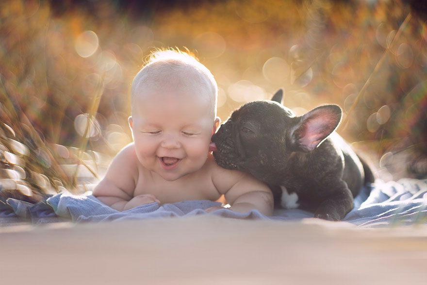 Un bebé y un bulldog nacidos en el mismo día se creen que son hermanos y hacen todo juntos