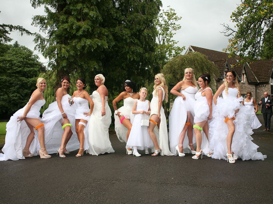 Esta pareja gay pidió a todas sus damas de honor que llevaran vestidos de novia
