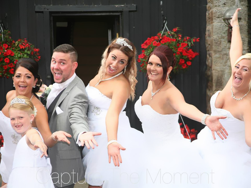 Esta pareja gay pidió a todas sus damas de honor que llevaran vestidos de novia