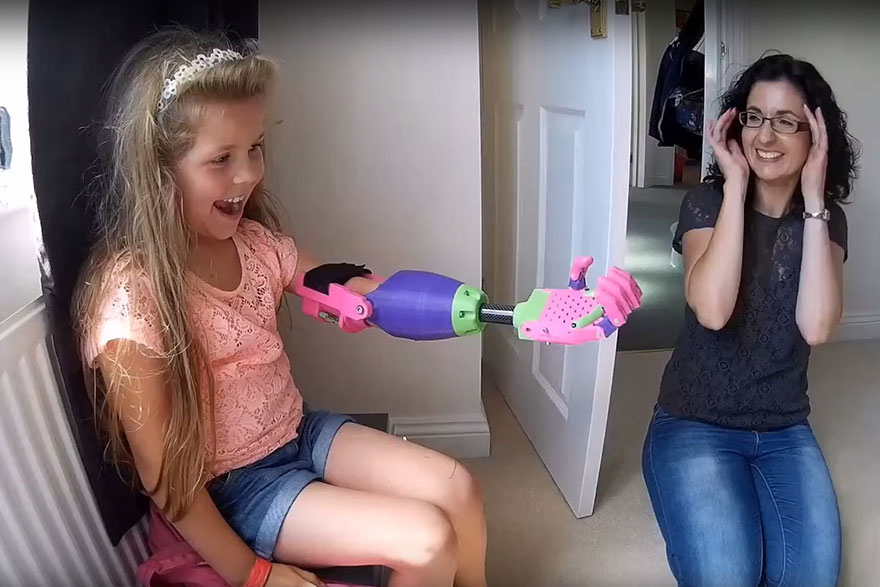 Esta niña recibió un brazo prostético impreso en 3D de un diseñador a quien también le falta un brazo
