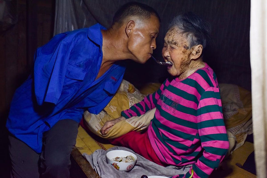 Este hombre sin brazos da de comer a su madre enferma usando sus dientes