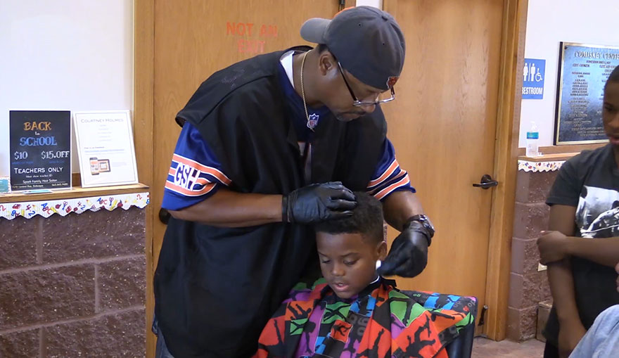 Este barbero corta el pelo gratis a los niños que le lean un cuento