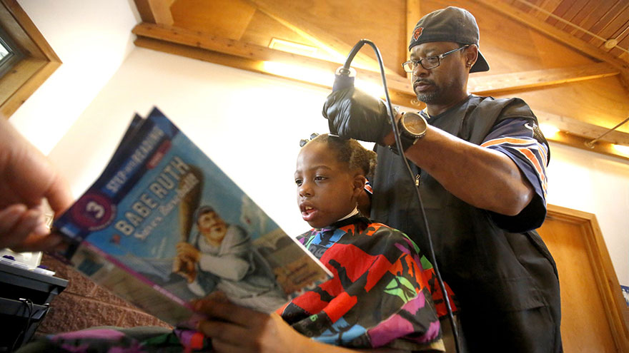 Este barbero corta el pelo gratis a los niños que le lean un cuento