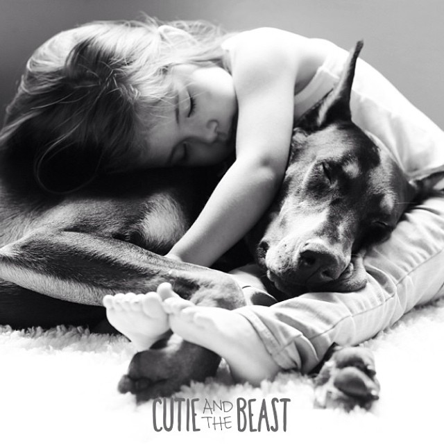 Cutie & The Beast: Esta niña y su doberman lo hacen todo juntos, desde dormir a bañarse