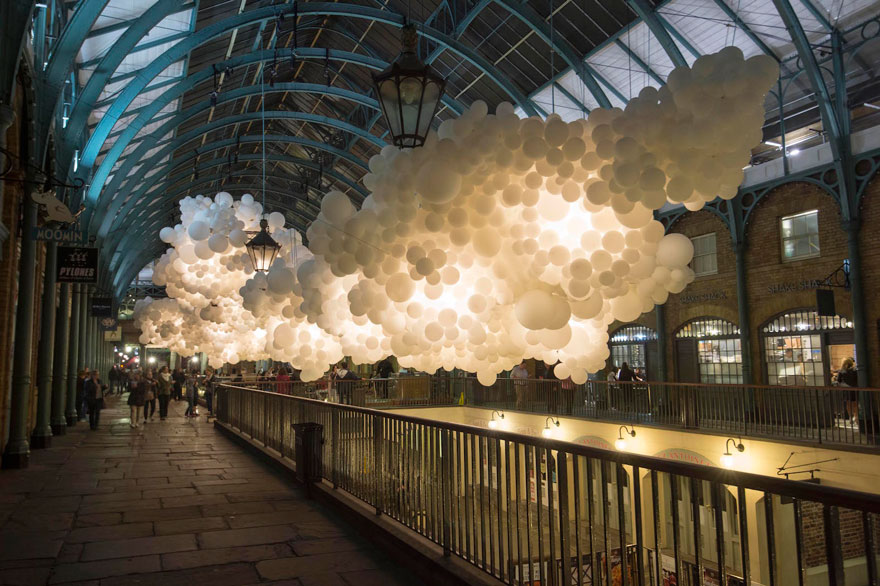 Este artista francés llena el mercado londinense de Covent Garden con 100.000 globos