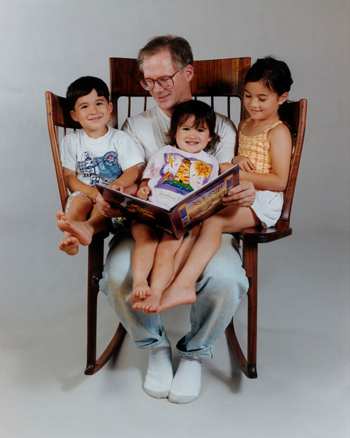 Este padre construyó una mecedora triple para poder leer cuentos a sus 3 hijos