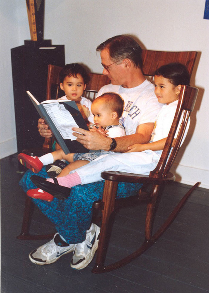 Este padre construyó una mecedora triple para poder leer cuentos a sus 3 hijos
