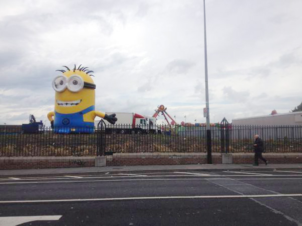 Un minion gigante causa el caos en las carreteras de Irlanda
