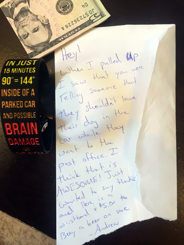 Un hombre se encontró una nota sorpresa en su parabrisas