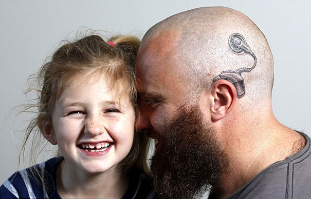Este padre se hizo un tatuaje para que su hija no se sintiera distinta
