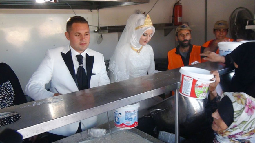Esta pareja turca recién casada pasa el día de su boda alimentando a 4000 refugiados