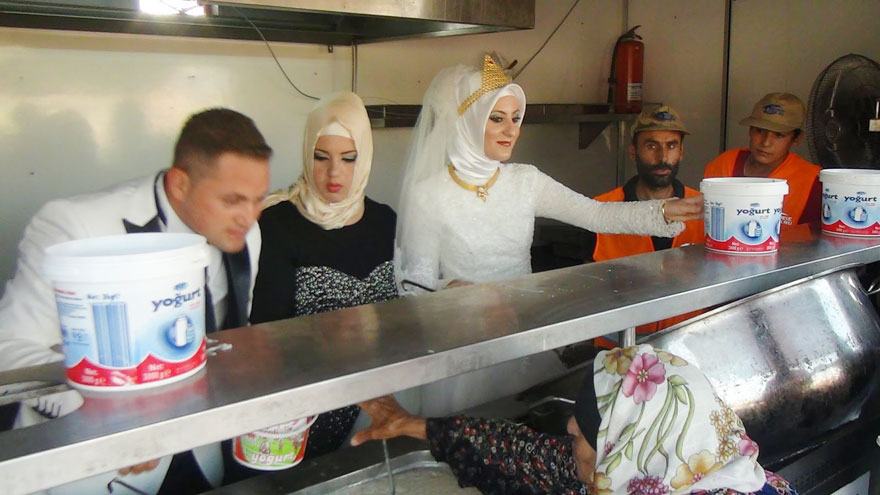 Esta pareja turca recién casada pasa el día de su boda alimentando a 4000 refugiados