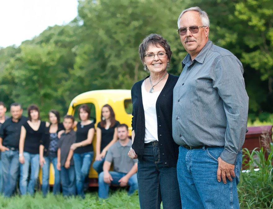 Este hombre plantó 400 acres de girasoles para recordar a su esposa fallecida por cáncer y vende las semillas para investigar la enfermedad 