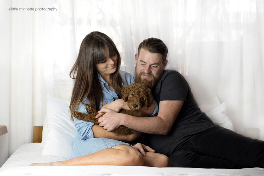 Esta pareja sin hijos hizo una sesión de fotos de recién nacido con su perro