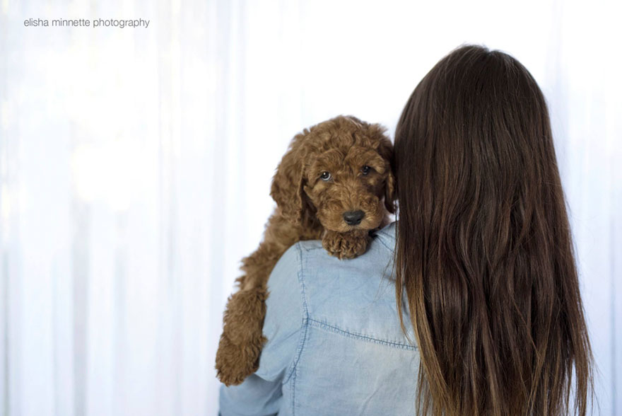 Esta pareja sin hijos hizo una sesión de fotos de recién nacido con su perro