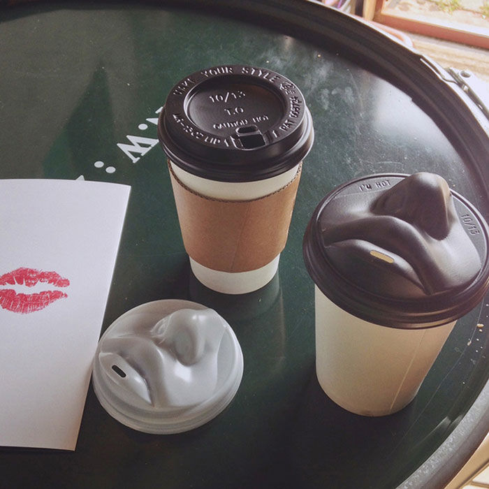 Esta tapa con cara humana te permite besar tu vaso de café