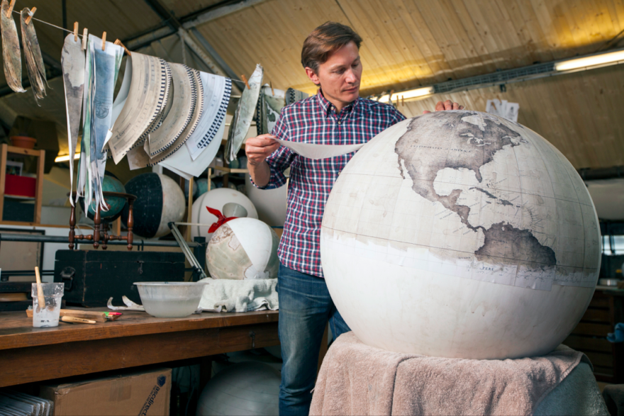 ultimo-fabricante-globos-terraqueos-artesanos-bellerby-globemakers (2)