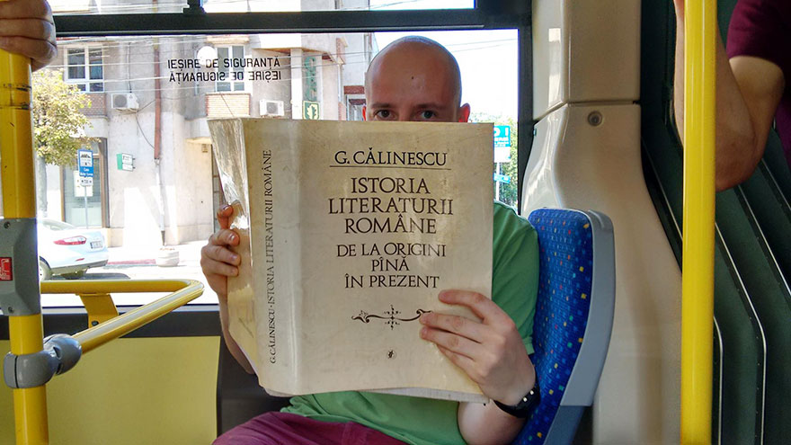 En esta ciudad rumana los pasajeros del autobús viajan gratis si van leyendo un libro