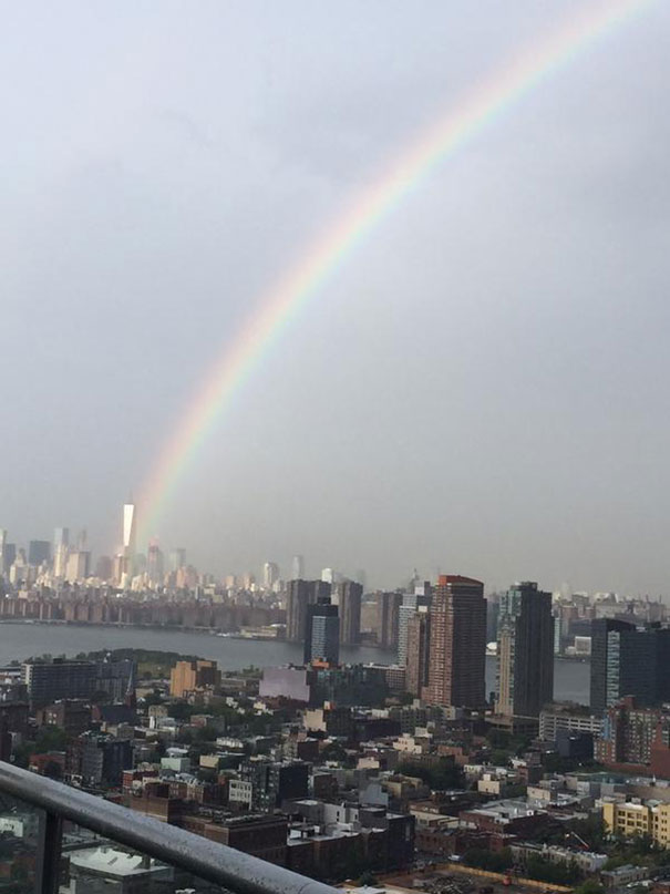 Sale un arco iris desde el World Trade Center el día antes del 11-S