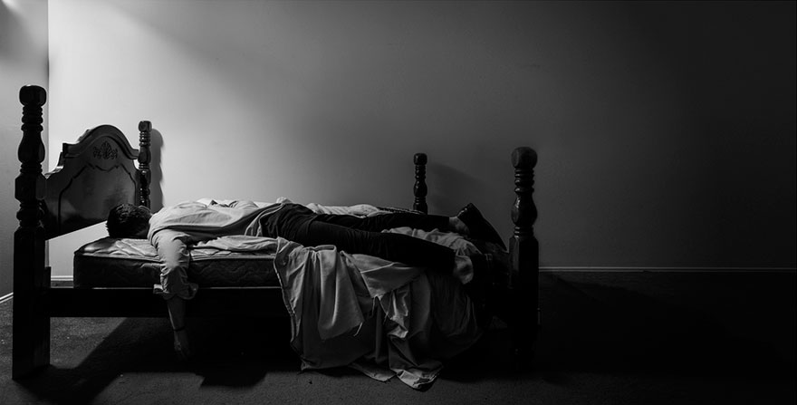 Este fotógrafo documentó su propia depresión con estos oscuros autorretratos