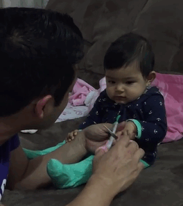 Esta bebé bromista engaña a su padre cuando intenta cortarle las uñas