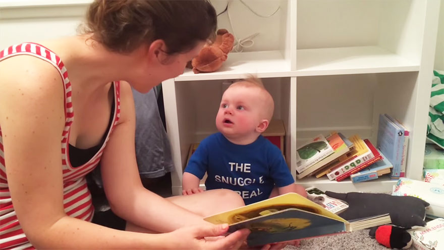 A este bebé le gustan tanto los cuentos que llora cada vez que se acaba un libro