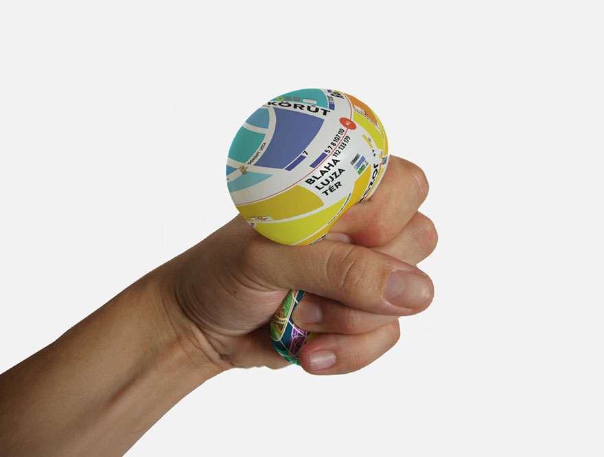 Esta bola antiestrés es un mapa que hace zoom al apretarla