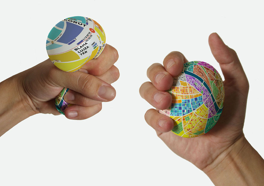 Esta bola antiestrés es un mapa que hace zoom al apretarla