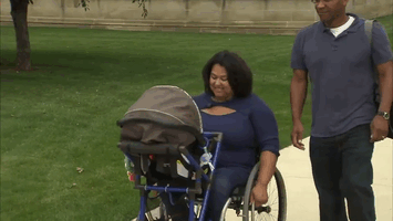 Este adolescente diseña un carrito de bebés para una madre parapléjica en silla de ruedas