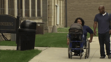 Este adolescente diseña un carrito de bebés para una madre parapléjica en silla de ruedas