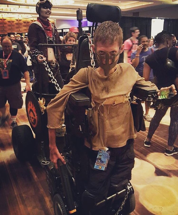 Este estudiante discapacitado convirtió su silla de ruedas en un asombroso cosplay de Mad Max