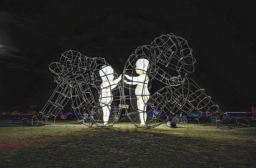 Esta elocuente escultura del festival Burning Man muestra a los niños interiores atrapados en cuerpos adultos