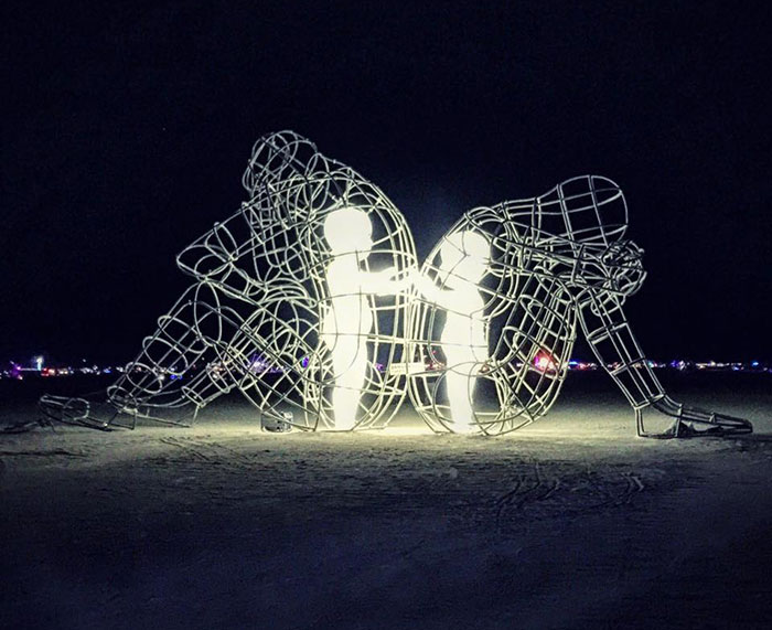 Esta elocuente escultura del festival Burning Man muestra a los niños interiores atrapados en cuerpos adultos