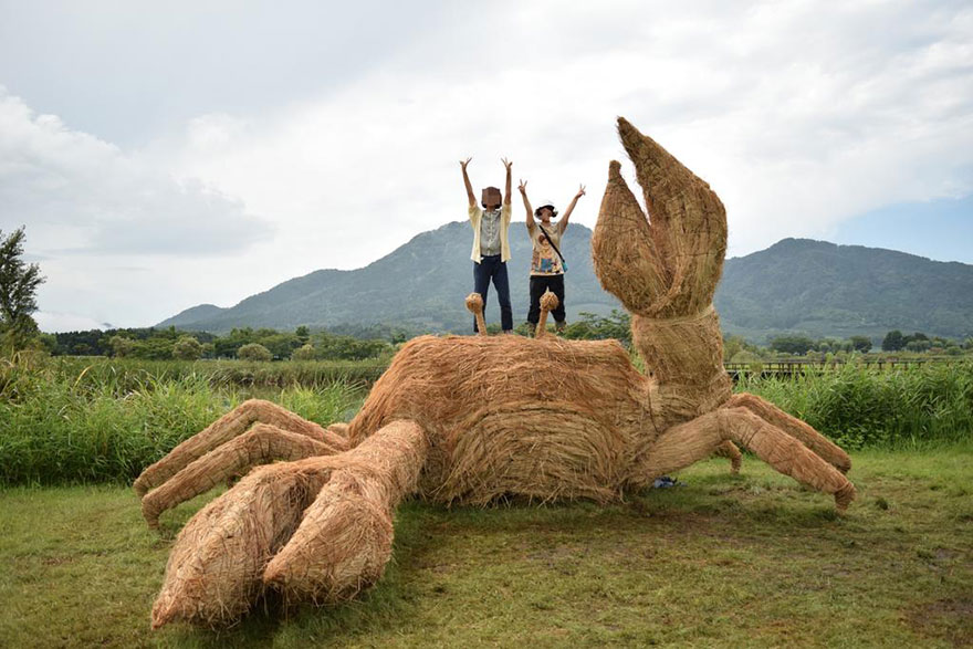 Enormes dinosaurios de paja invaden los campos japoneses tras la cosecha de arroz