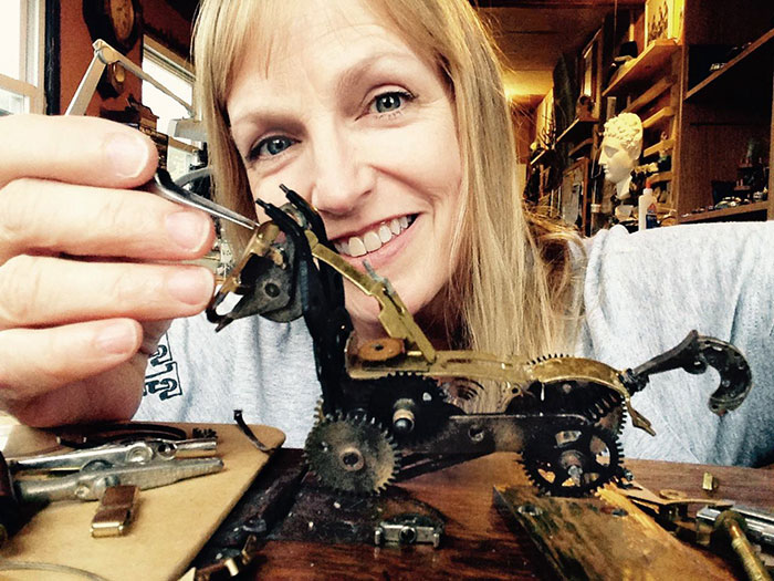 Esculturas steampunk hechas con piezas recicladas de relojes antiguos, por Susan Beatrice