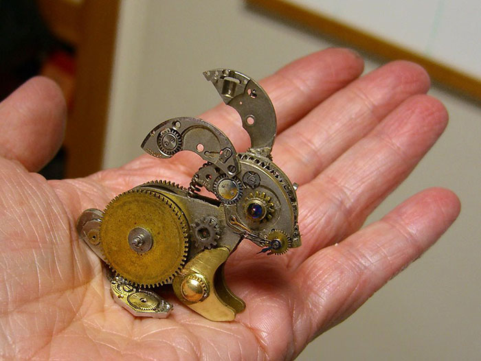 Esculturas steampunk hechas con piezas recicladas de relojes antiguos, por Susan Beatrice