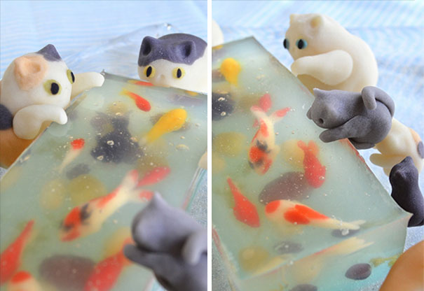 Estos gatos de caramelo intentando cazar peces en gelatina es un postre creado por madre e hija