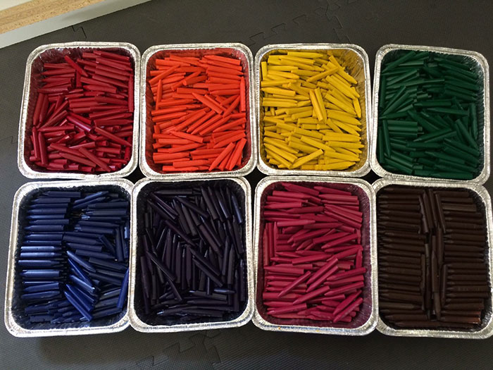 Este padre ha encontrado una manera de reciclar las ceras de colores gastadas de los colegios y restaurantes